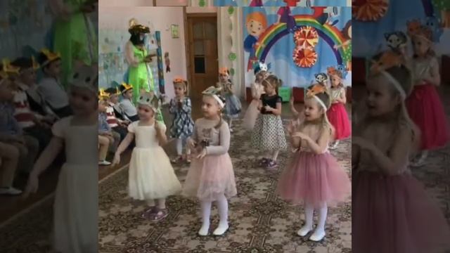 "Каждый по-своему маму поздравит" 2 младшая группа#1 "Капельки" смотреть онлайн