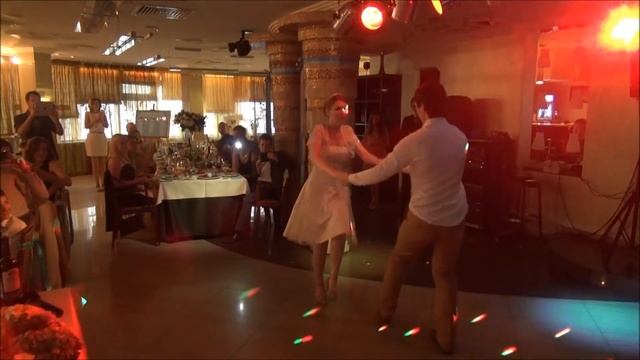 Веселый свадебный танец в стиле рок-н-ролл. Ребята отожгли! смотреть онлайн