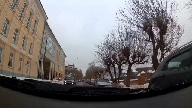 Видео: Как ездить по узким улицам города и пропускать встречные машины? смотреть онлайн