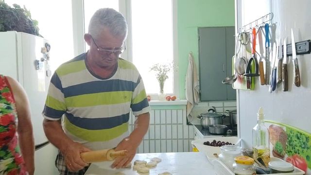 Витя пророк,серьга найдена. Вареники от Вити а мы На реку отдыхать.