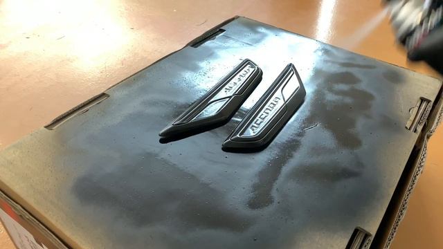 Installing the blacked out Accord fender emblems on a 2018 Honda Accord Sport смотреть онлайн