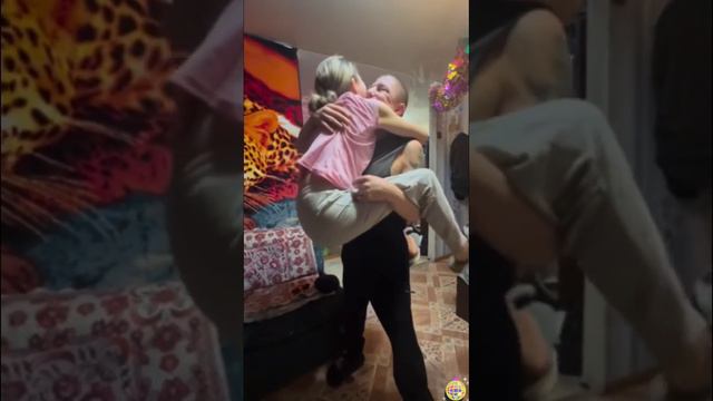 Иришка Чики-Пики и Безумный Паша танцуют и любят друг друга смотреть онлайн