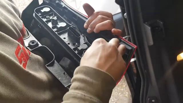 How to replace rear brake/tail light bulb - Mercedas V Class 2017/2018 смотреть онлайн