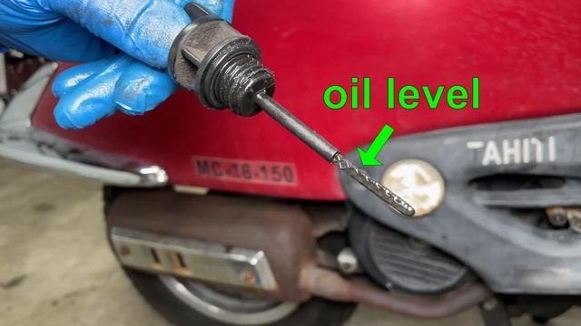 Engine and transmission gear oil change in a GY6 150cc Chinese scooter смотреть онлайн