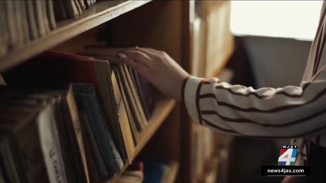 Parents react to empty classroom, library shelves as DCPS continues book review смотреть онлайн