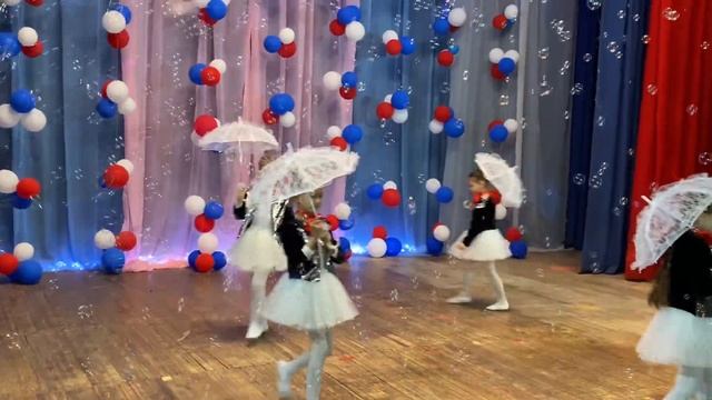Танец с зонтиками. Танцевальный коллектив "Бусинки" смотреть онлайн