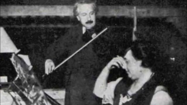 Albert Einstein Tocando el Violin I Mozart Sonata en si bemol KV378 смотреть онлайн