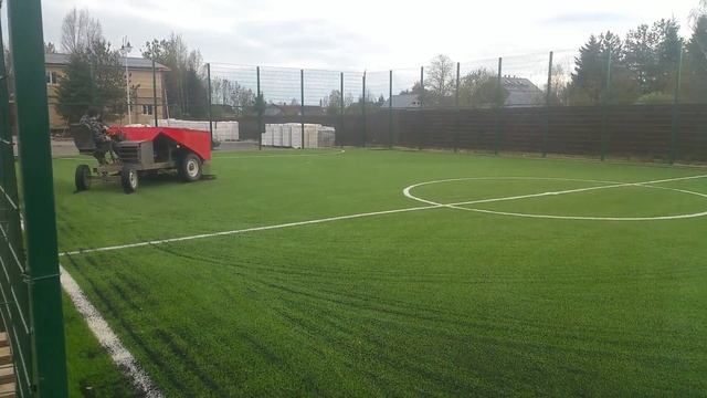 Засыпка искусственной травы резиновой крошкой смотреть онлайн