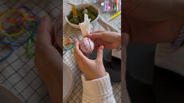 Идея окрашивания пасхальных яиц #пасха #крашенки