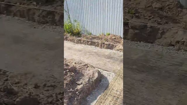 #8 После трамбовка щебня положили рубероид, он защитит нижный арматуры от влага и ржавчину смотреть онлайн