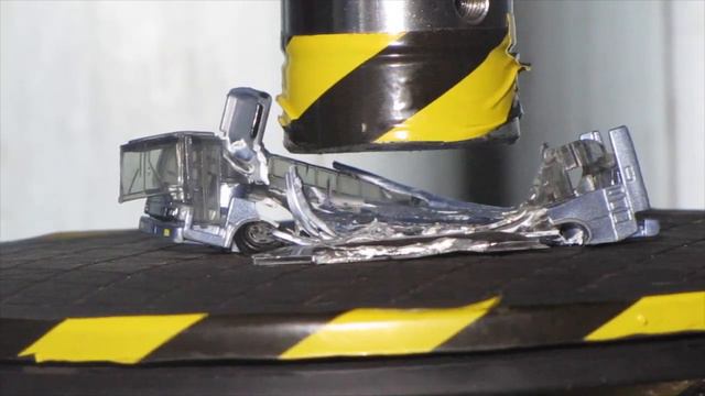Mitsubishi Fuso Aero Star with Hydraulic press смотреть онлайн