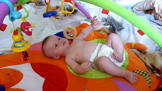 юля тянется к игрушкам