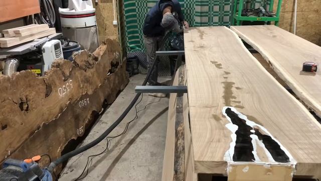 Большой стол из двух слэбов карагача смотреть онлайн