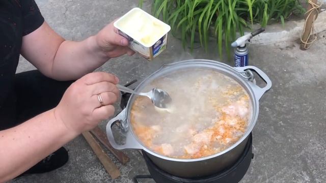 Сырный суп с красной и белой рыбой и морепродуктами . смотреть онлайн