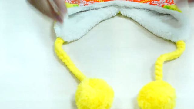 Шапочка Tong Tai с завязками и помпонами смотреть онлайн