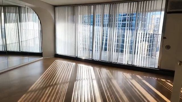 Inside One of the Most Iconic Buildings in Chicago, IL - Panoramic View of the Chicago City Skyline смотреть онлайн