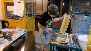 Чем лучше распечатывать соты. Способы снятия забруса.