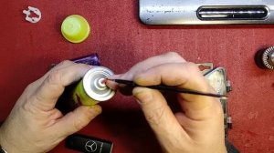 Запрвка зажигалки. Почему газ вылетает наружу при заправке.