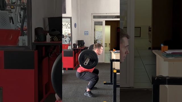 Приседания со штангой (средняя постановка ног) смотреть онлайн