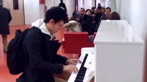 Парень удивил всех в Аэропорту! Играет на пианино 10 мелодий за 3 минуты! Виртуо