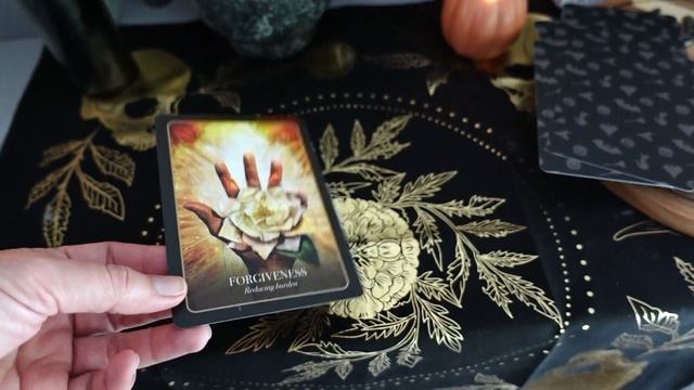 Vlogtober Day 22 - Samhain Divination (+ My Oracle and Tarot Reading) смотреть онлайн