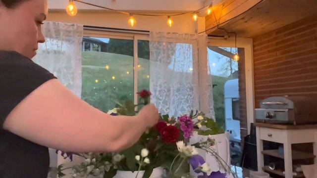 Букеты из ирисов и окончание учебного года смотреть онлайн