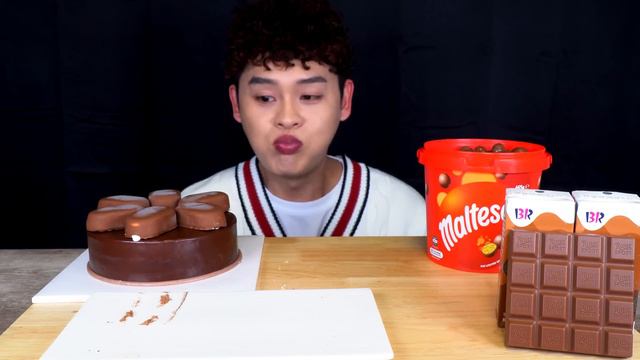 ASMR 달달구리 초코파티🍫초콜릿 티라미수 트윅스바 케이크 몰티져스 우유 말아먹방 Chocolate Dessert Party! Choco Cake Maltesers MuKbang смотреть онлайн