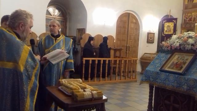 Освящение свечей. Всенощная в канун праздника Сретения Господнего. Марфо-Мариинская обитель смотреть онлайн