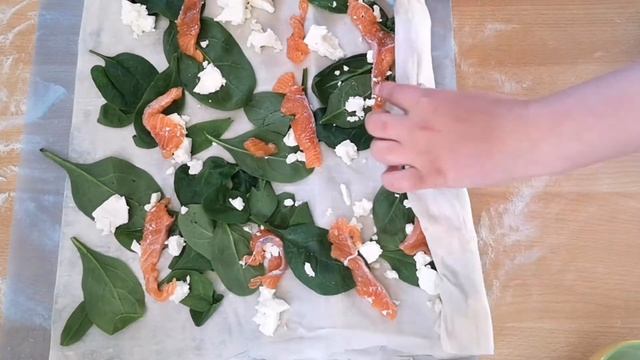 Пирог из теста фило с начинкой из лосося, сыра и шпината. Быстро и очень вкусно! смотреть онлайн