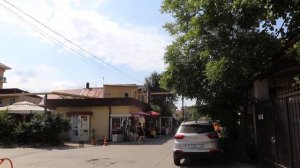 Адлер По дороге от отеля Альбатрос по ул Просвещения на пляж Южный 2  июль 2023 г