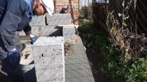 Натянул причалку и погнал первый ряд шлакоблока