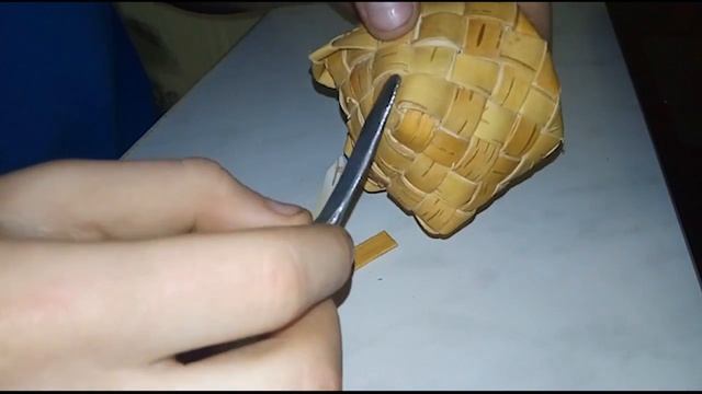 КАК СДЕЛАТЬ НОЖКИ К ИЗДЕЛИЮ ИЗ БЕРЕСТЫ / К СОЛОНКЕ смотреть онлайн