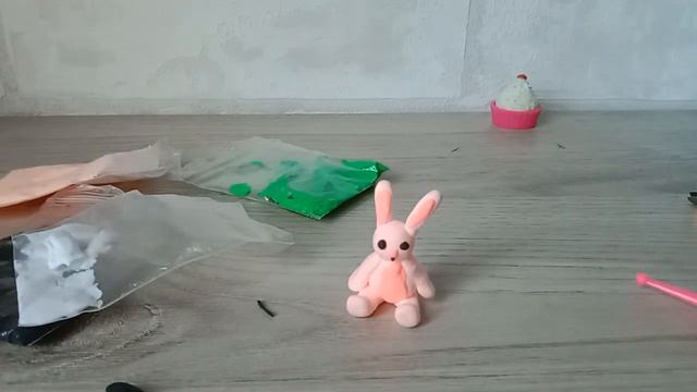 Туториал на поделки из лёгкого пластилина (милый карандаш ✏️ и розовая зайка)❤️ смотреть онлайн