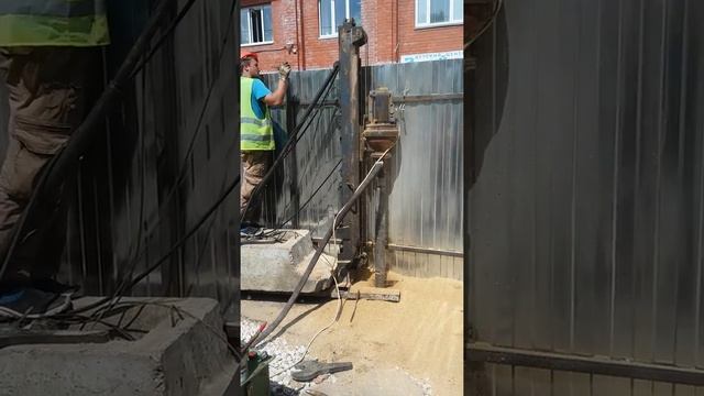 Пневмоударное бурение с буровой установки УБГ-С "Беркут" смотреть онлайн