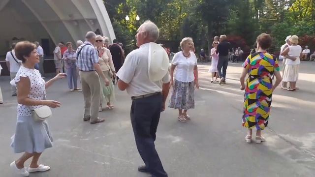 А Я УЗНАЛА ИНТЕРЕСНЫЙ МОМЕНТ! СЧАСТЛИВЫЕ МОМЕНТЫ ИЗ ПАРКА ГОРЬКОГО ХАРЬКОВ ТАНЦЫ смотреть онлайн