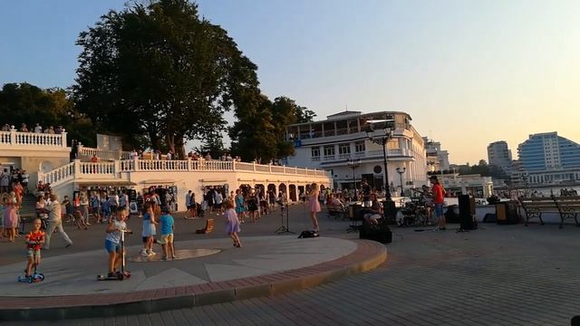 Живая музыка на набережной Севастополя. смотреть онлайн