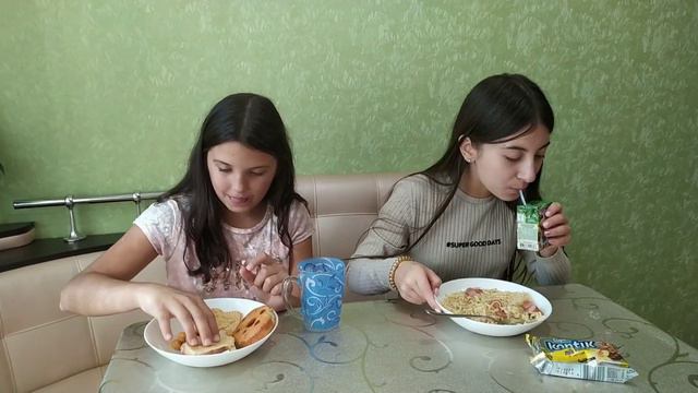"Питаемся😋 24 ЧАСА на первую букву имени/ЧЕЛЛЕНДЖ. Кто ко мне приехал?" смотреть онлайн