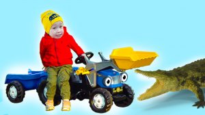 Купили новый синий трактор и играем с трактором в парке #видеодлядетей #детскийканал