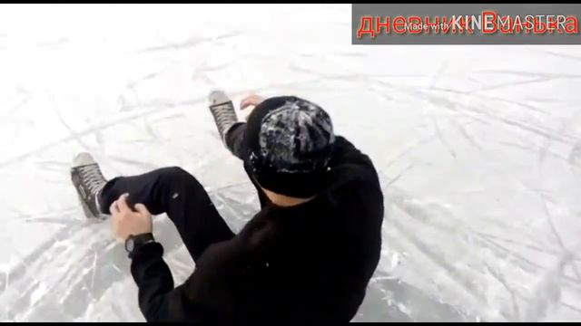 Пришли на замерзшую речку покататься на коньках, опасный прыжок смотреть онлайн