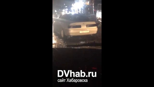 Машины буквально плывут по дороге в Хабаровске смотреть онлайн