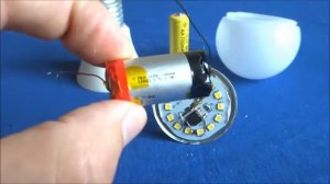 Фонарик из светодиодной лампы. Лампа ярко светит никаких проводов СХЕМА ПРОСТО! @DimaKA.