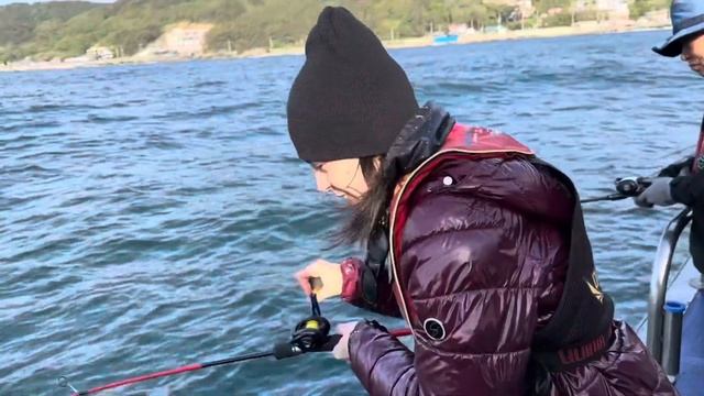 Рыбалка в Восточном море. Ловля камбалы с лодки в отвес на червя смотреть онлайн