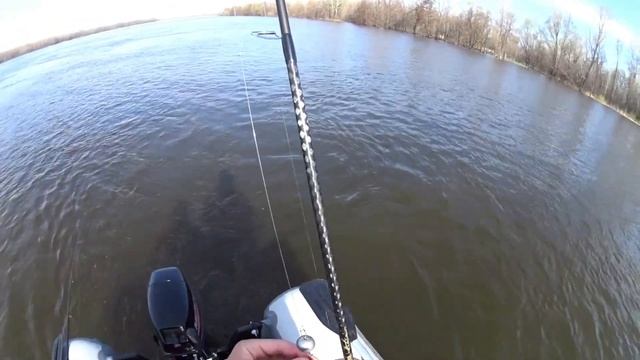 СУДАК НА ДЖИГ В САРАТОВЕ. Ловля судака в половодье перед запретом с лодки. смотреть онлайн