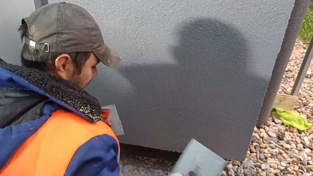 Обучаю рабочих заказчика правильно наносить камешковую декоративную штукатурку, ставлю руку рабочем смотреть онлайн