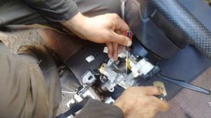 Как вынуть личинку из замка зажигания на Мицубиси каризма с 1995 по 2003 год