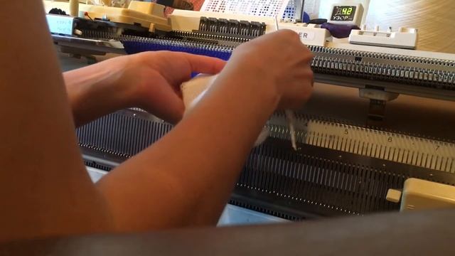 Соединение деталей на вязальной машине часть 2 смотреть онлайн