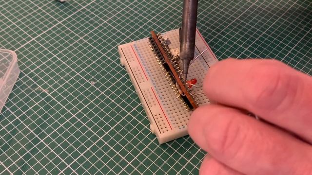 Rechargeable Raspberry Pi Pico plant watering monitor with a neat plastic case смотреть онлайн