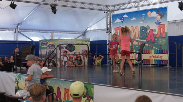 Каникулы на "Привале". День рекламы смотреть онлайн