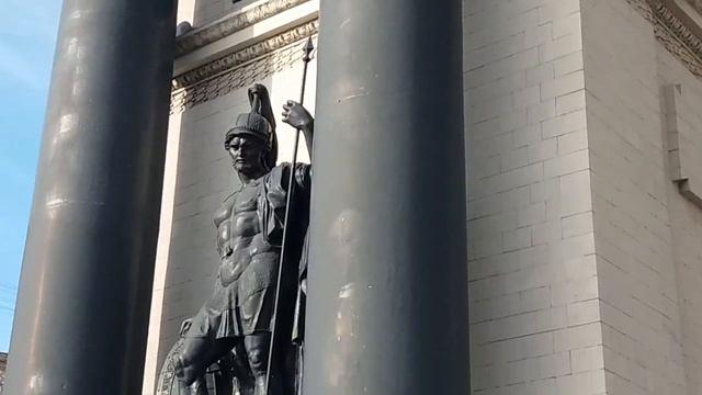 Московские Триумфальные ворота- монумент истори. Приятное место для прогулок. Удачное место