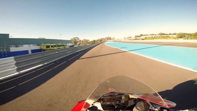 2019 Ducati Panigale V4 R Review | First Ride смотреть онлайн